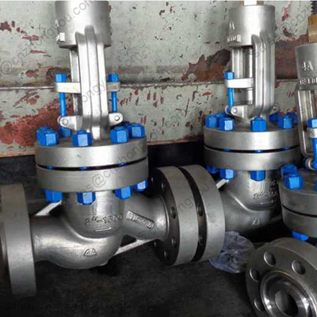 Duplex Steel Globe Valve, 3'' 1500LB, ASTM A995 4A Body, ASTM A995 4A Trim, RTJ Ends, Gearbox Operated